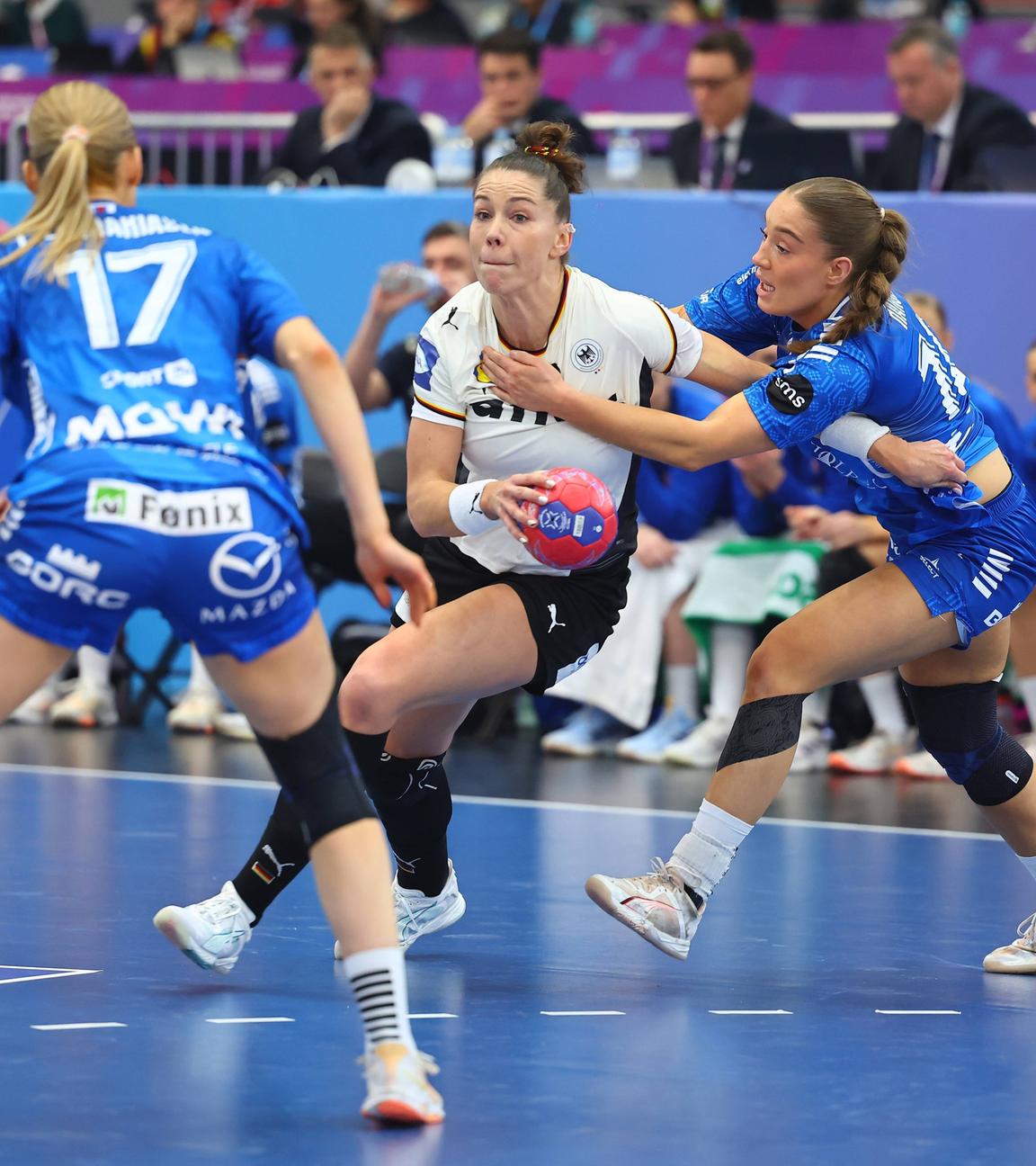 Emily Vogel (Deutschland) und Suna Hansen (Färöer-Inseln) kämpfen. 