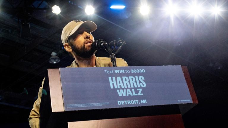 Eminem spricht bei einer Wahlkampfveranstaltung für die demokratische Präsidentschaftskandidatin und US-Vizepräsidentin Kamala Harris am 23.10.2024