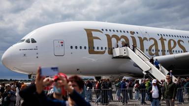 Besucher machen Selfies vor einem Airbus A380-800 der Fluggesellschaft Emirates