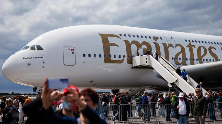 Besucher machen Selfies vor einem Airbus A380-800 der Fluggesellschaft Emirates
