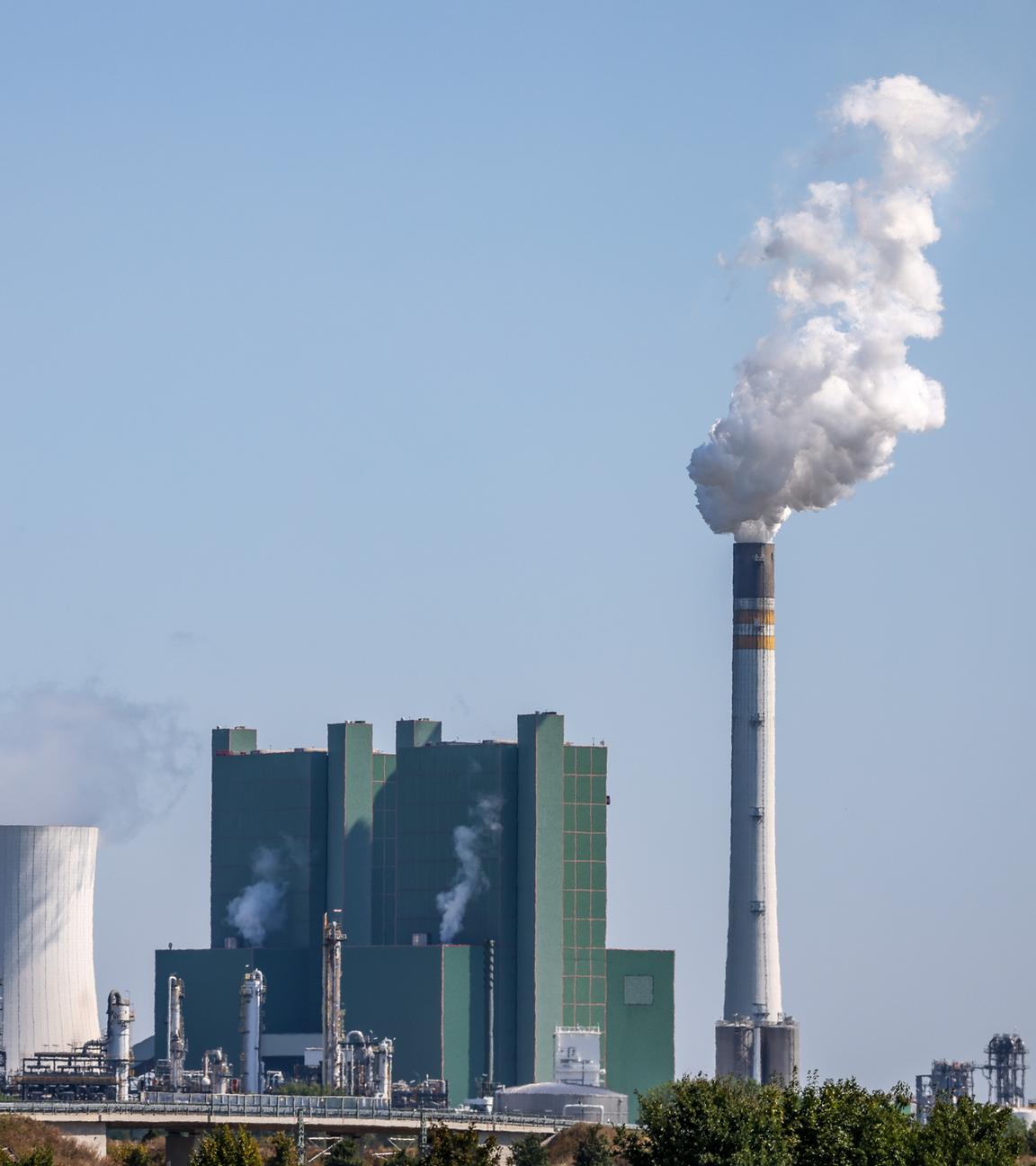 Bad Lauchstädt: Blick auf das Braunkohlekraftwerk Schkopau.