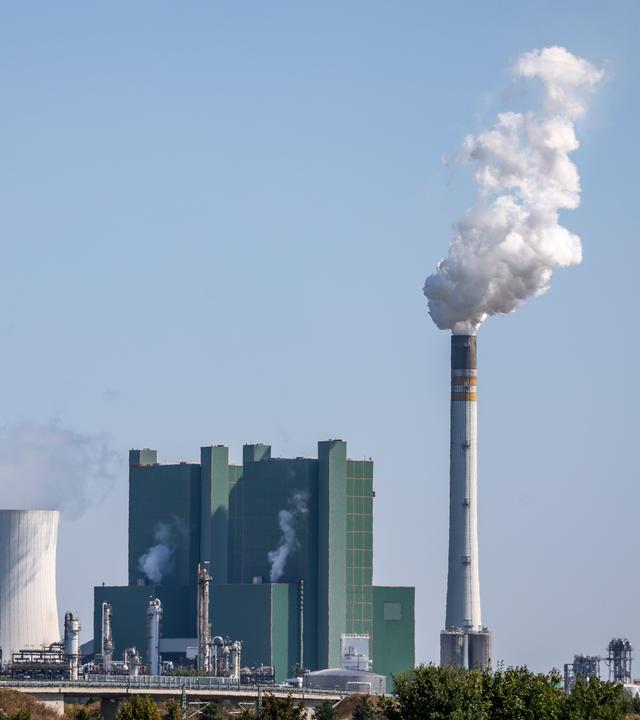 Bad Lauchstädt: Blick auf das Braunkohlekraftwerk Schkopau.