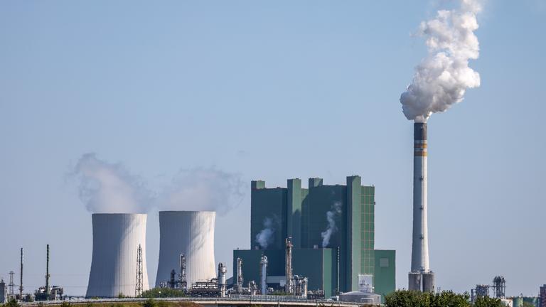 Bad Lauchstädt: Blick auf das Braunkohlekraftwerk Schkopau.