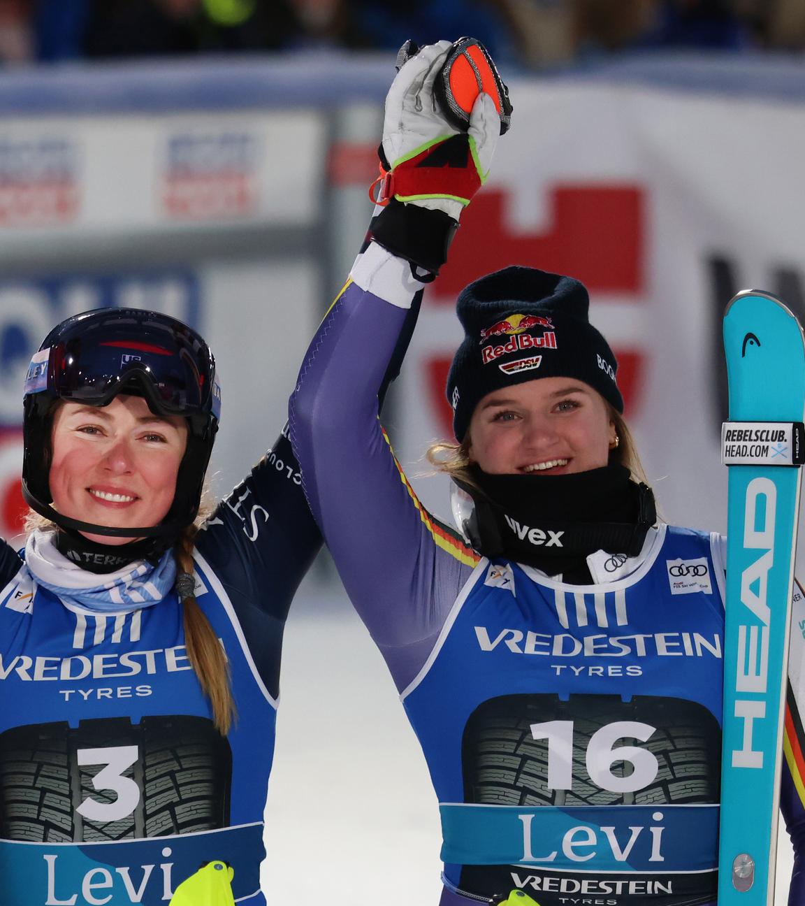 Emma Aicher jubelt über ihren dritten Platz beim Slalom in Levi; auf Platz eins liegt Mikaela Shiffrin, auf Platz zwei Lara Colturi.