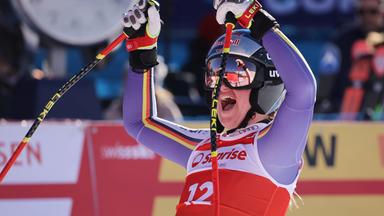 Skifahrerin Emma Aicher aus Deutschland jubelt beim FIS Skiweltcup in St. Moritz, Schweiz, am 13.12.2025.