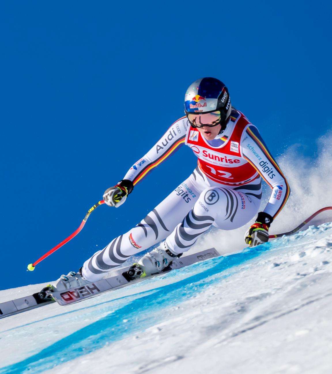 Skifahrerin Emma Aicher aus Deutschland in Aktion während der Abfahrt der Damen beim FIS Skiweltcup in St. Moritz, Schweiz, am 13.12.2025.