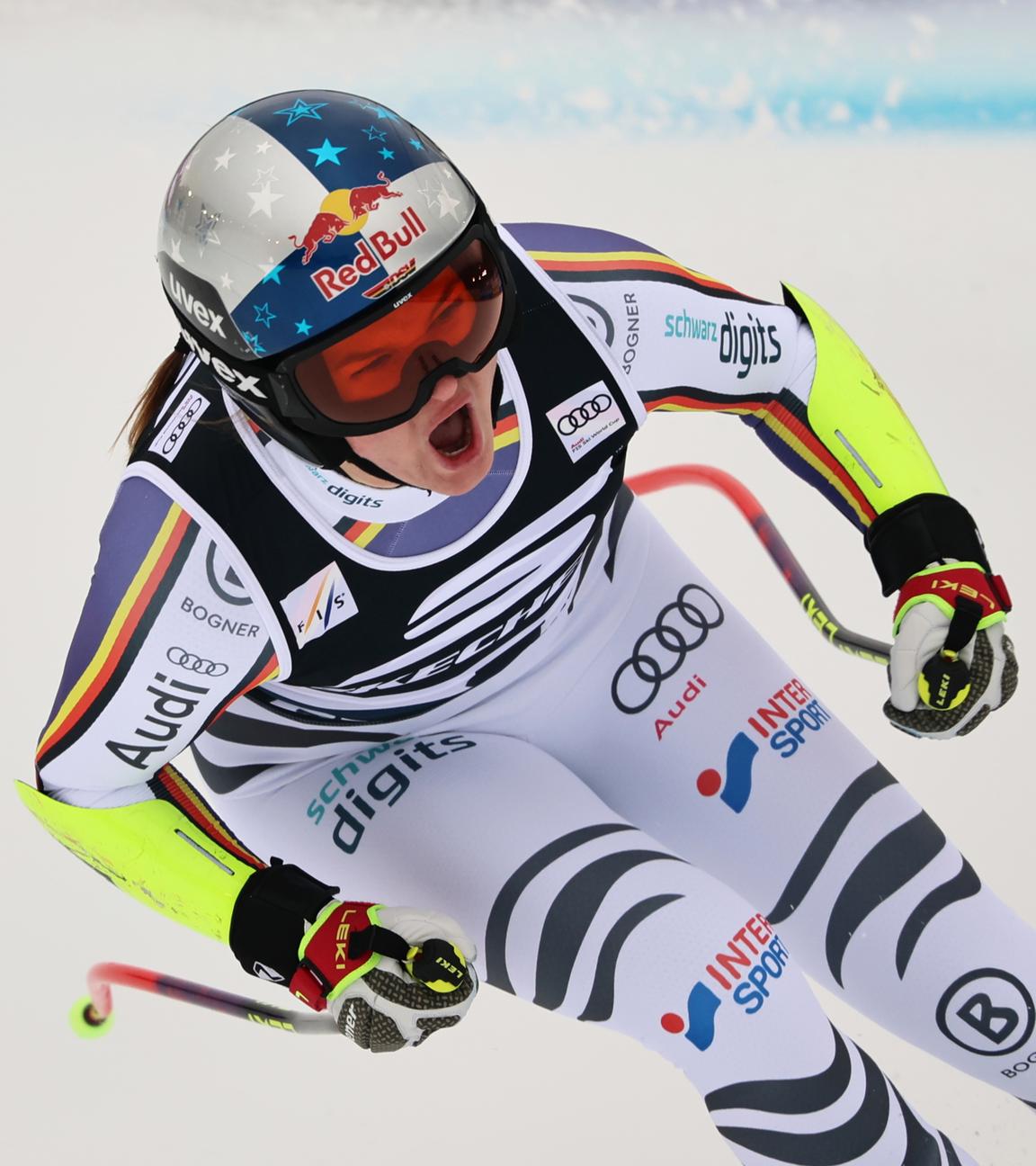 Die Deutsche Emma Aicher jubelt im Zielraum am 18.01.2026 in Tarvsio beim Weltcup.