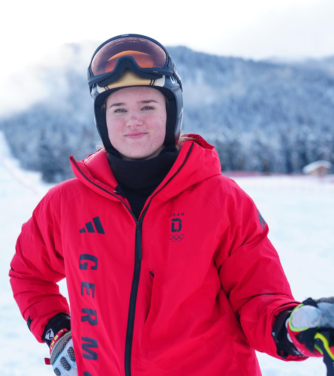 Emma Aicher blickt am 05.02.2026, auf der Trenker Trainingspiste im italienischen Toblach, in die Kamera. 