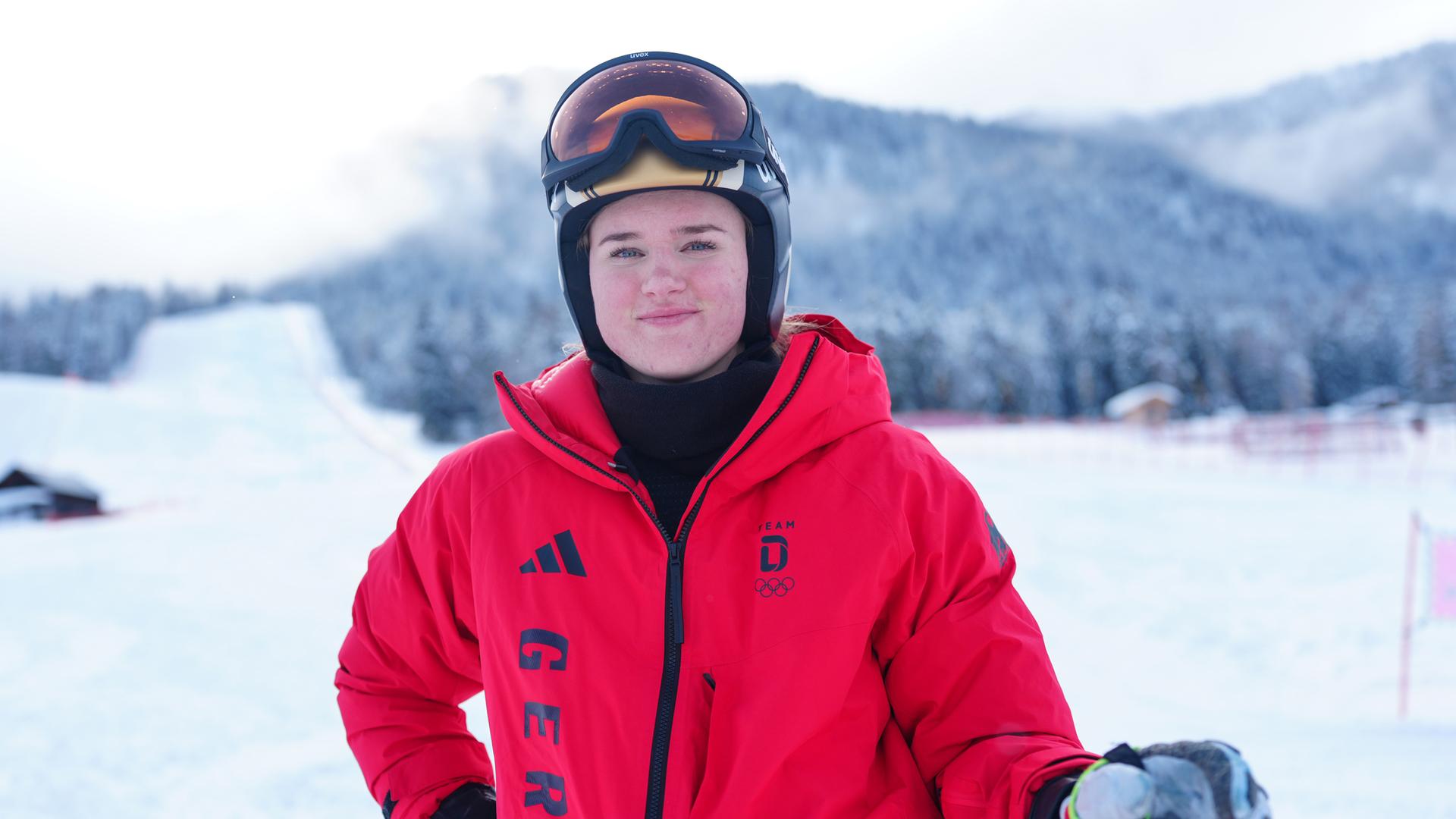 Emma Aicher blickt am 05.02.2026, auf der Trenker Trainingspiste im italienischen Toblach, in die Kamera. 