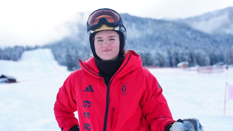 Emma Aicher blickt am 05.02.2026, auf der Trenker Trainingspiste im italienischen Toblach, in die Kamera. 