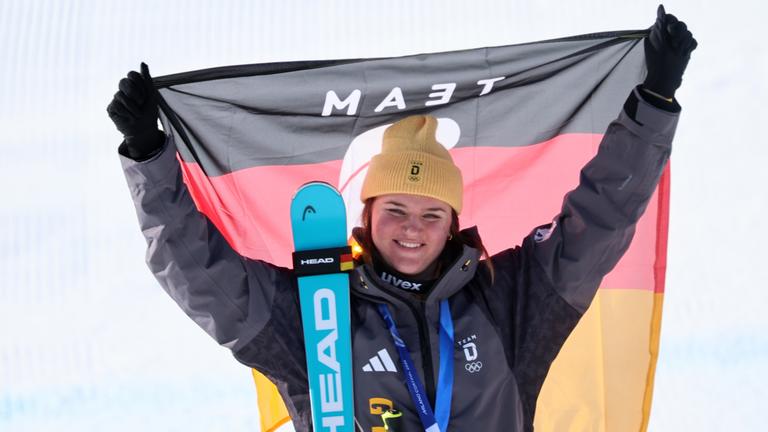 Deutsche Emma Aicher posiert mit der Silbermedaille in Cortina d'Ampezzo, Italien, am Sonntag, dem 8. Februar 2026.
