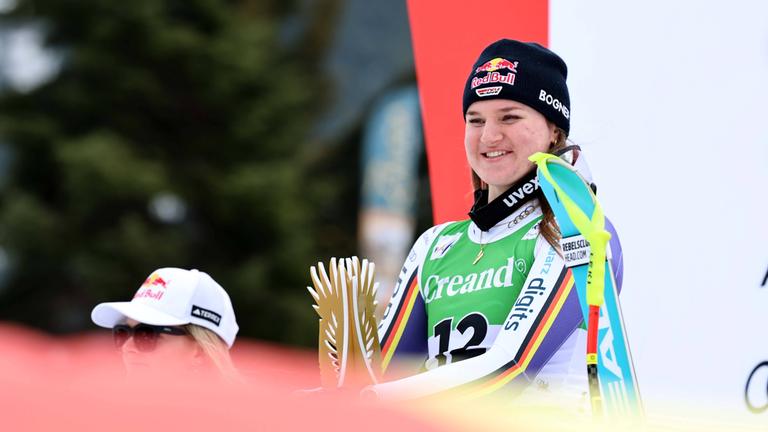 Emma Aicher bei der Siegerehrung vom SuperG der Frauen am 29.02.2026. 