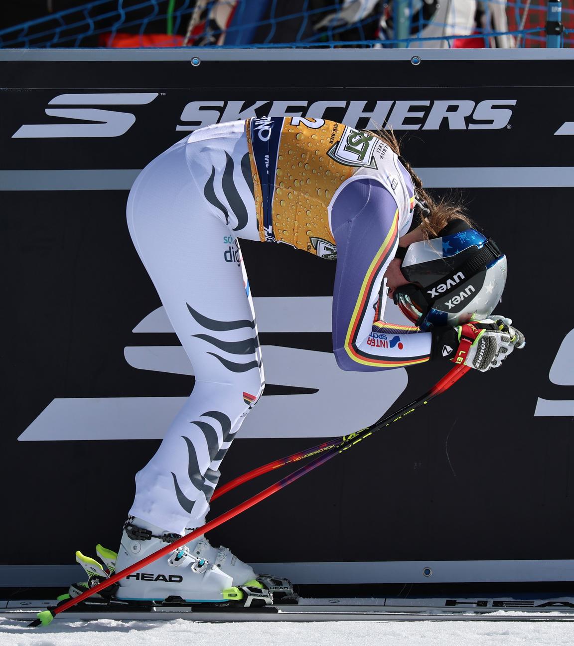 Emma Aicher im Zielbereich einer alpinen Skiweltcup-Abfahrt der Frauen.