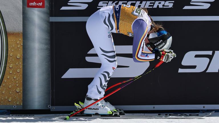 Emma Aicher im Zielbereich einer alpinen Skiweltcup-Abfahrt der Frauen.