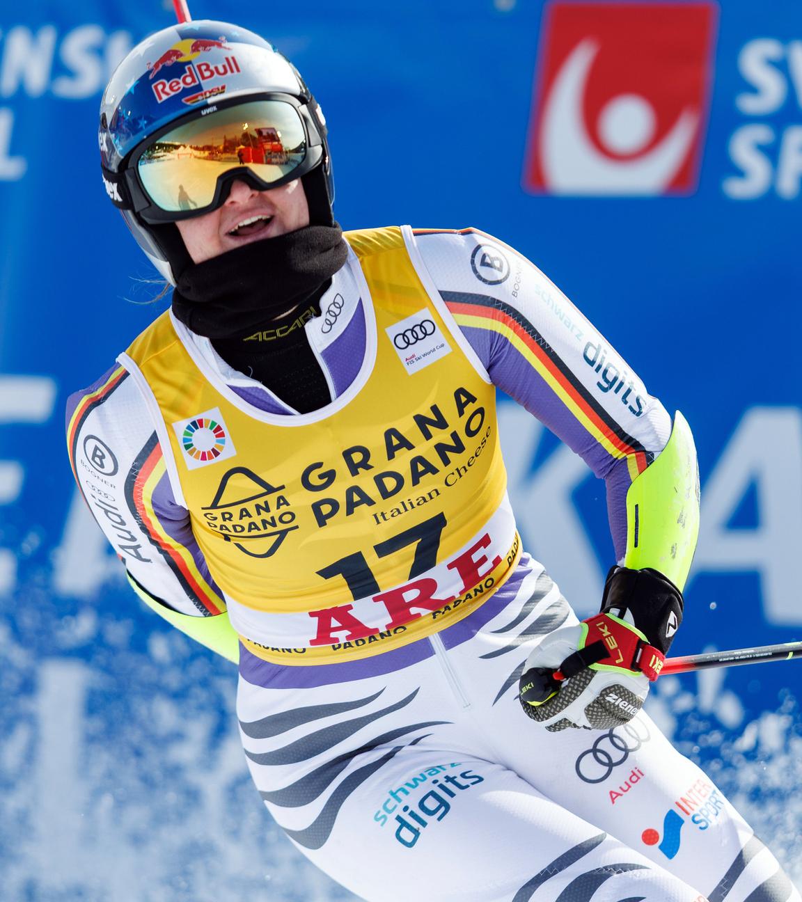 Die deutsch-schwedische Skirennläuferin Emma Aicher jubelt nach ihrem besten Ergebnis im Riesenslalom beim FIS Weltcup in Are 