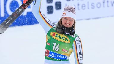 Die deutsch-schwedische Skirennläuferin Emma Aicher jubelt nach ihrer Fahrt beim FIS Skiweltcup in Sölden
