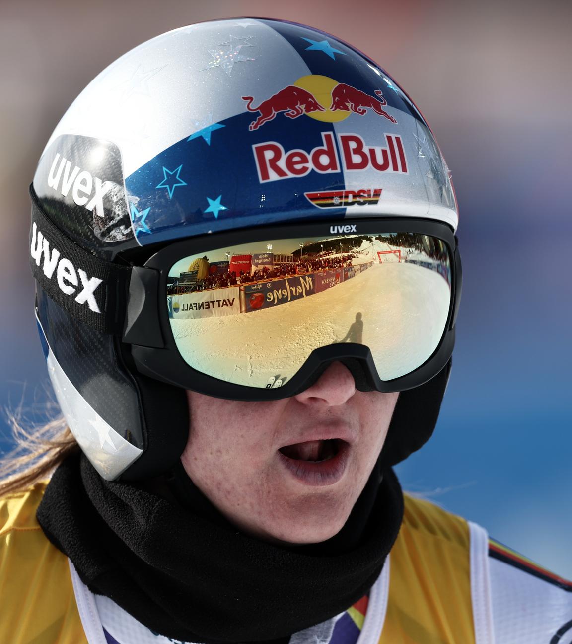 Deutschlands Emma Aicher nach ihrem ersten Lauf beim Riesenslalom von Hafjell im Zielbereich