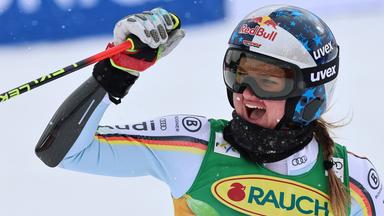 Die deutsch-schwedische Skirennläuferin Emma Aicher jubelt nach ihrer Fahrt beim FIS Skiweltcup in Sölden