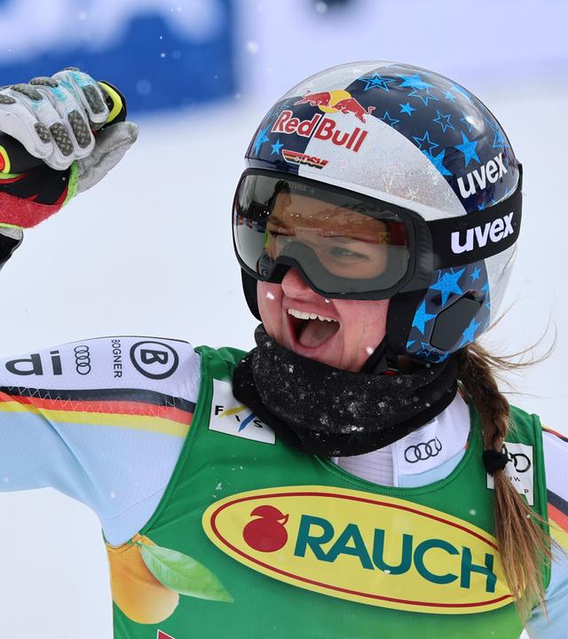 Die deutsch-schwedische Skirennläuferin Emma Aicher jubelt nach ihrer Fahrt beim FIS Skiweltcup in Sölden