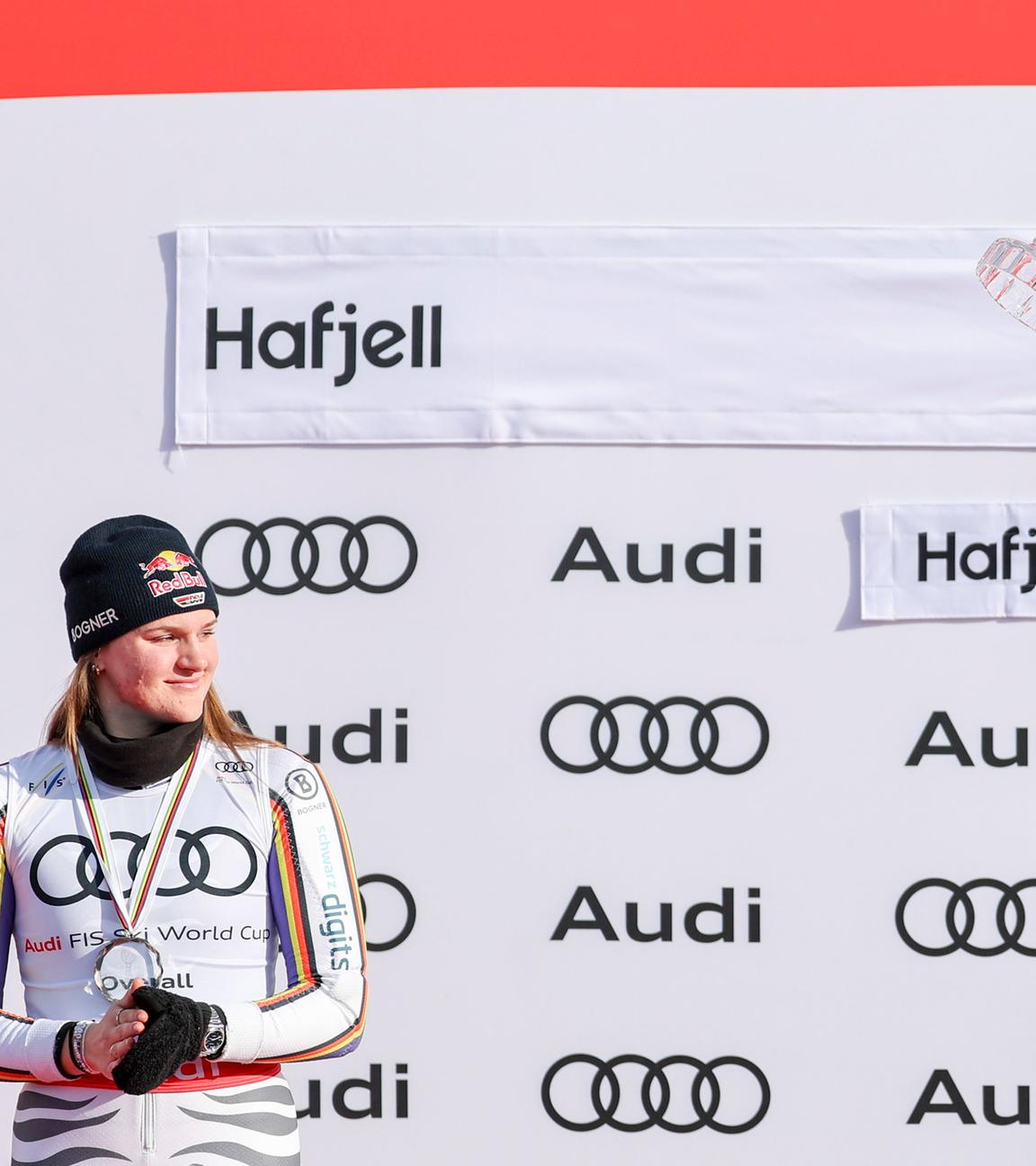 Weltcup-Gesamtwertung 2026, v.l. Emma Aicher (Deutschland, 2. Platz), Gesamtsiegerin Mikaela Shiffrin (USA) mit grosser Kristallkugel