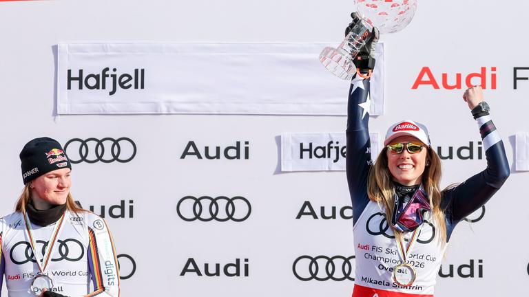 Weltcup-Gesamtwertung 2026, v.l. Emma Aicher (Deutschland, 2. Platz), Gesamtsiegerin Mikaela Shiffrin (USA) mit grosser Kristallkugel