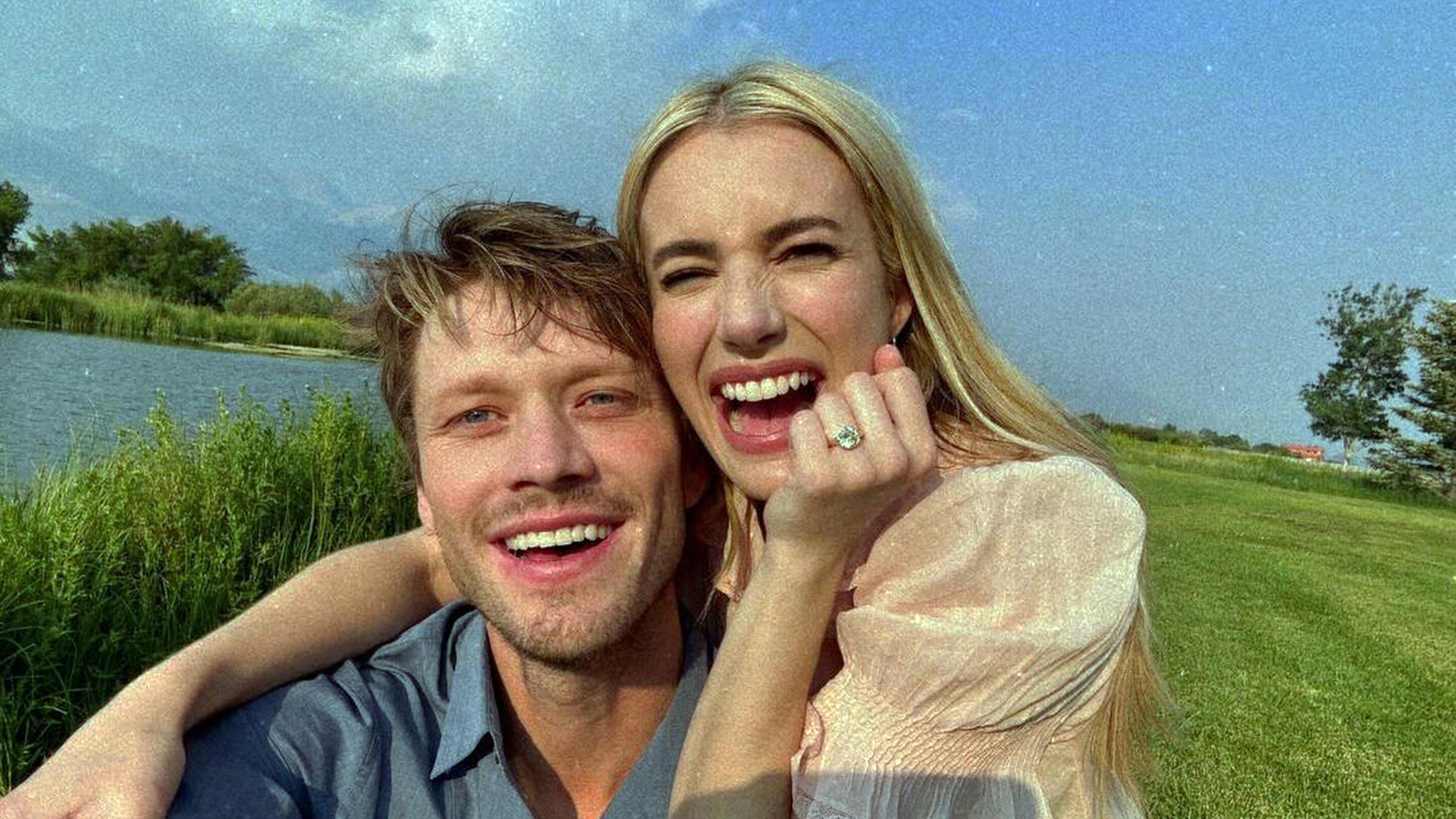 Emma Roberts mit ihrem Partner Cody John und einem Verlobungsring.