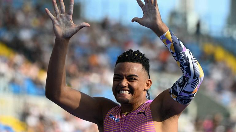 Der Grieche Emmanouil Karalis reagiert, als er beim Stabhochsprung der Männer beim Leichtathletik-Meeting der Silesia Diamond League im Stadion Slaski in Chorzow, Polen, antritt