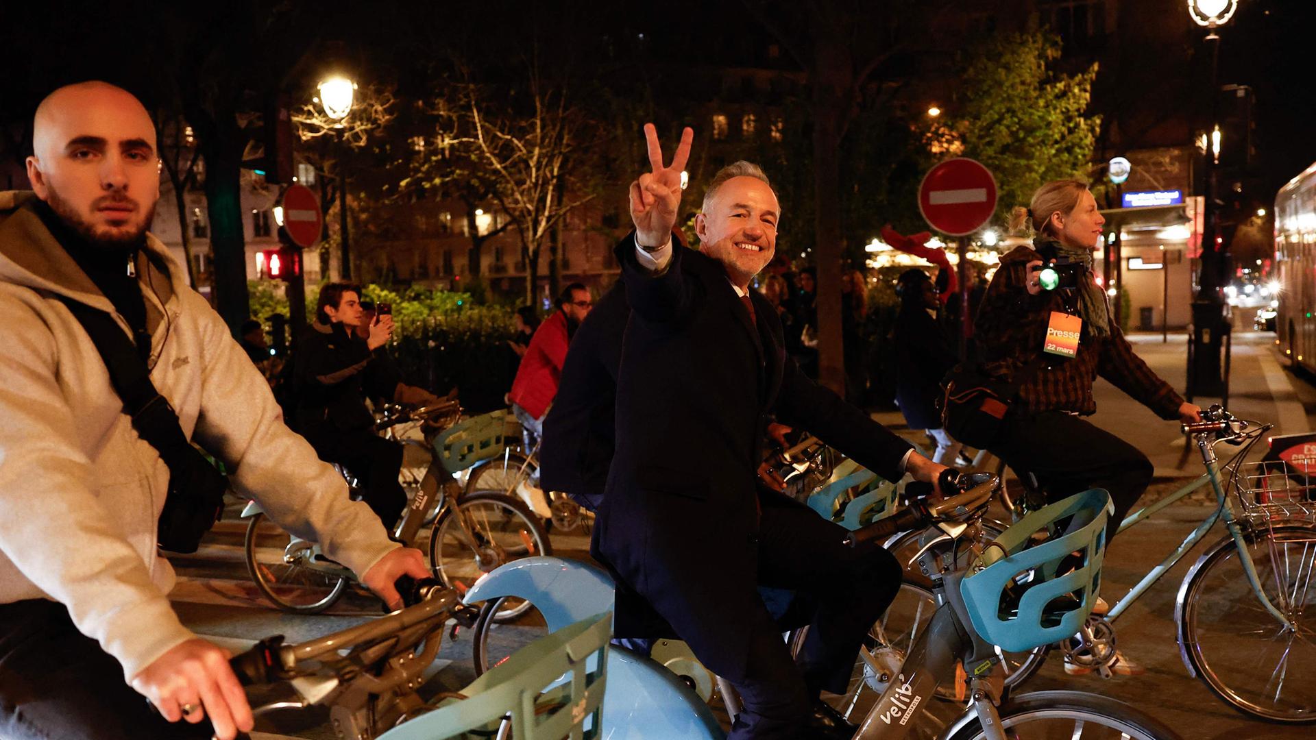 Emmanuel Grégoire fährt am 22. März 2026 nach seinem Wahlsieg bei den Pariser Kommunalwahlen mit einem Vélib’-Rad zum Rathaus.