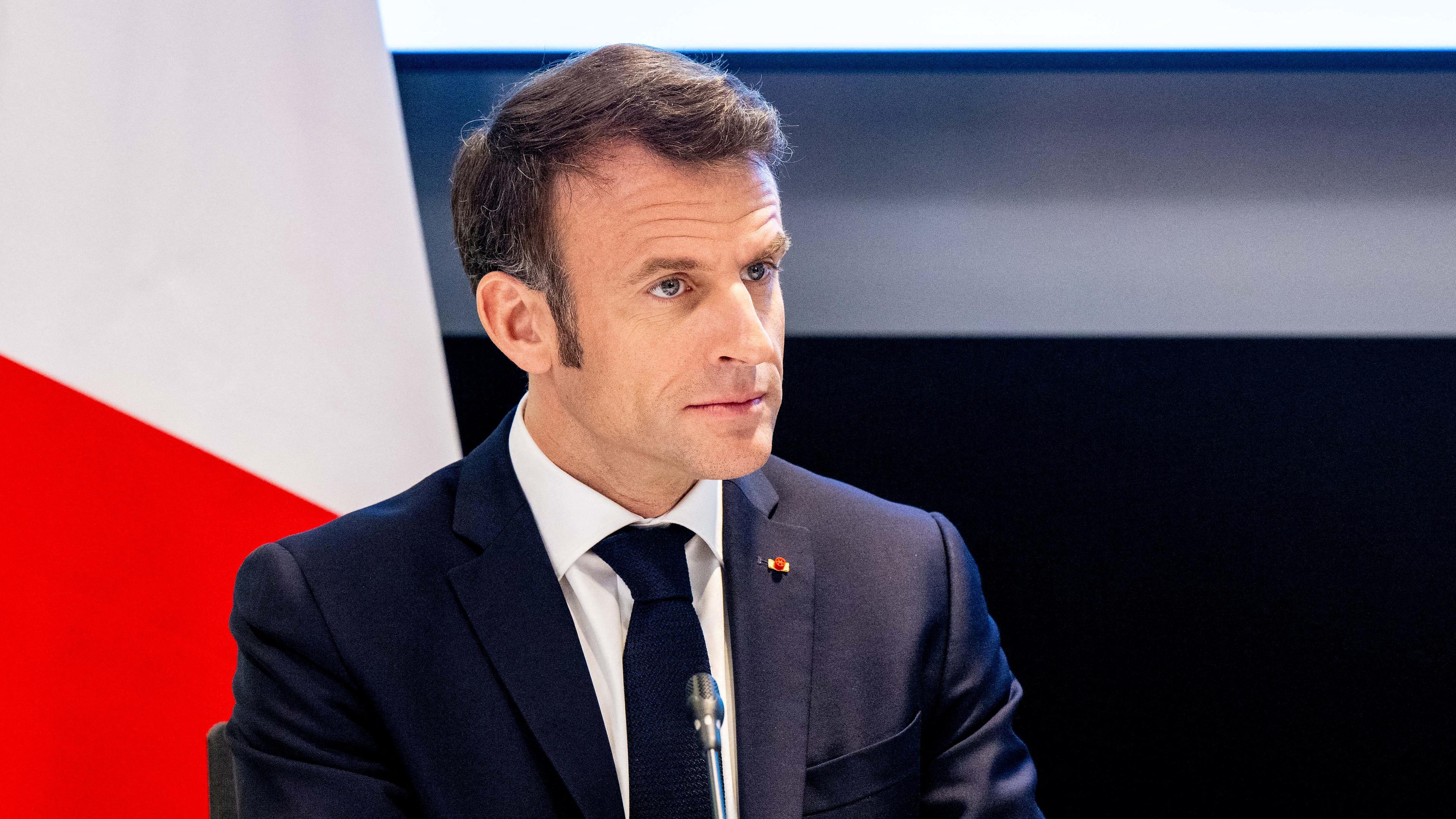 Frankreichs Präsident Emmanuel Macron, aufgenommen am 12.04.2023 in Amsterdam (Niederlande)