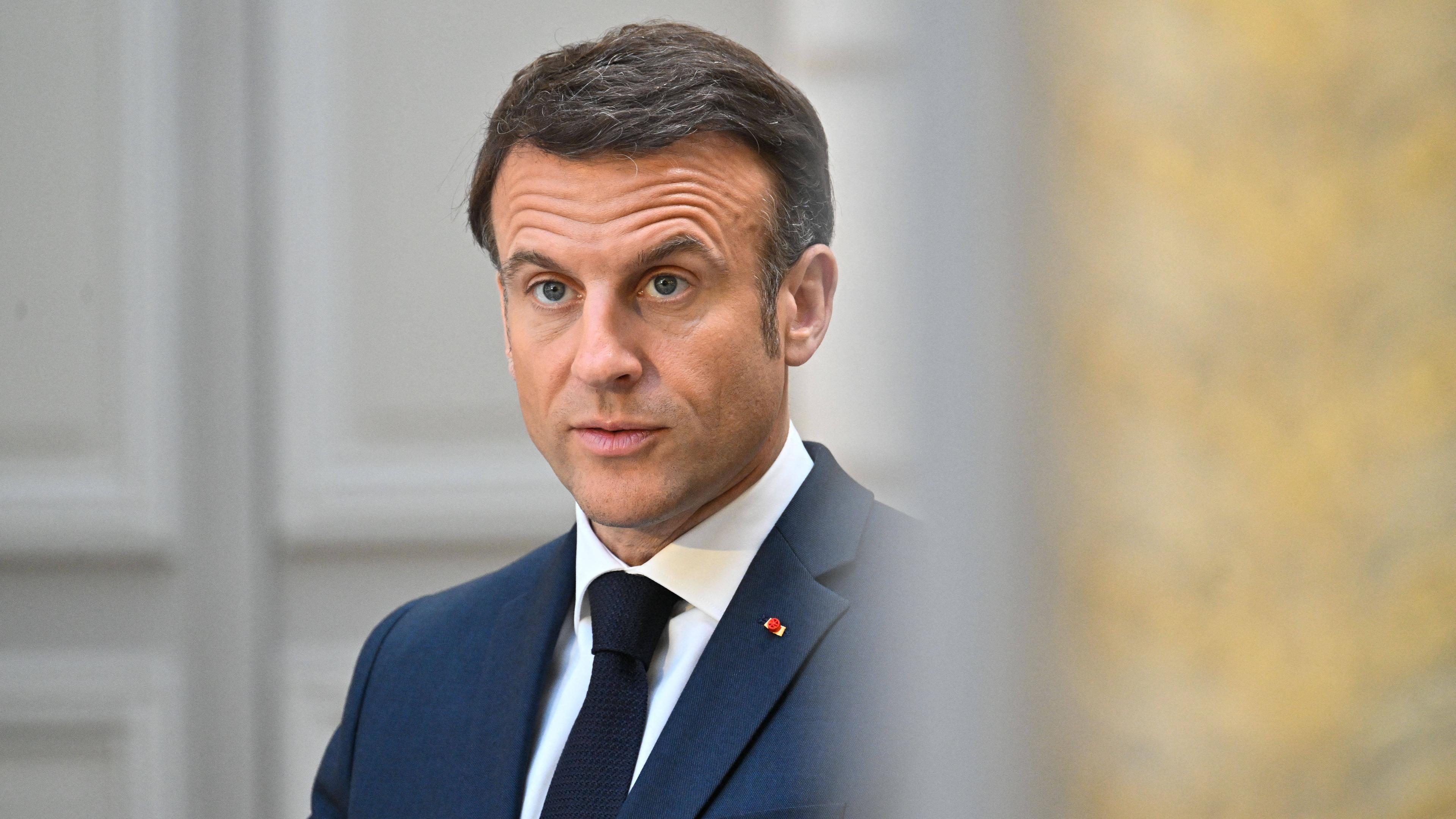 Emmanuel Macron bei einer Presseerklärung am Rande eines Arbeitsessens im Elysée-Presidenz-Palast in Paris, Frankreich, am 04.04.2024.