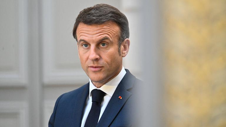 Emmanuel Macron bei einer Presseerklärung am Rande eines Arbeitsessens im Elysée-Presidenz-Palast in Paris, Frankreich, am 04.04.2024.