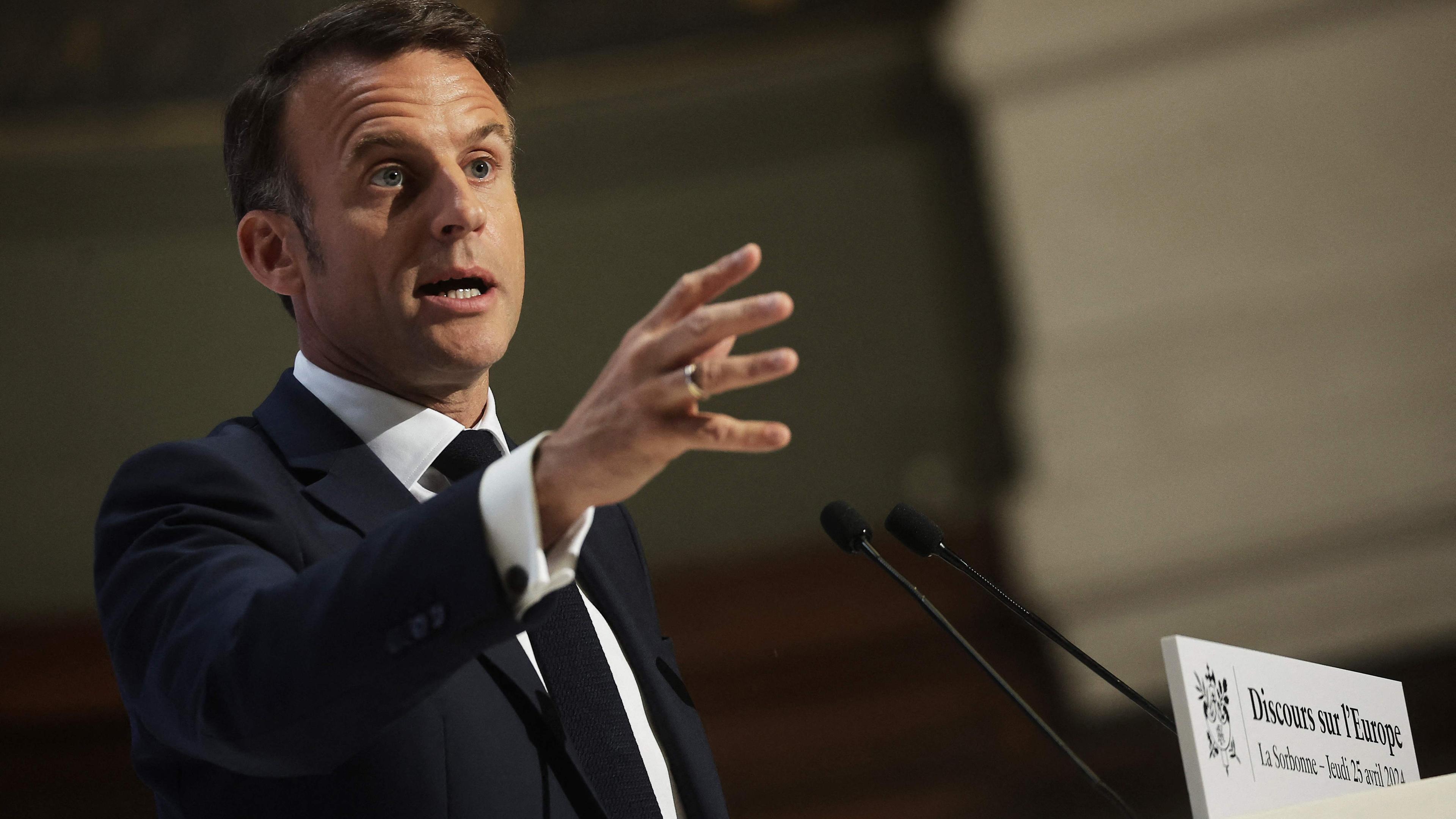 Präsident Emmanuel Macron hält am 25. April 2024 im Amphitheater der Sorbonne-Universität in Paris eine Rede über Europa.