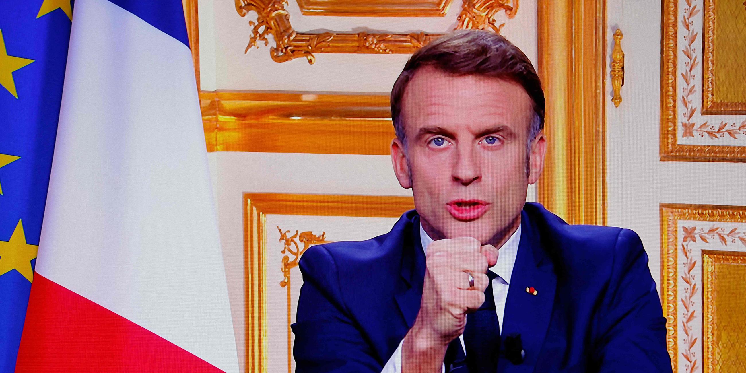 Der französische Präsident Emmanuel Macron iwährend einer Fernsehübertragung aus dem Elysée-Palast 