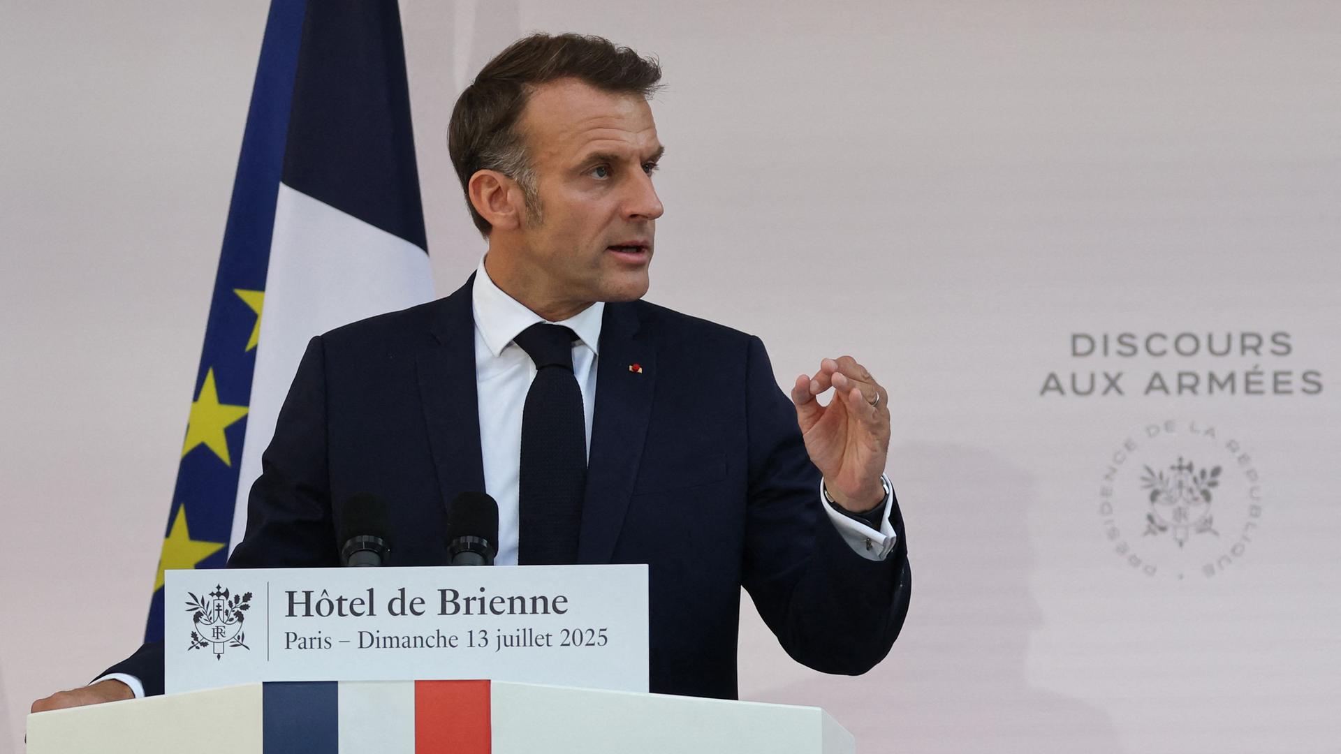 Frankreichs Präsident Emmanuel Macron hält Rede. 