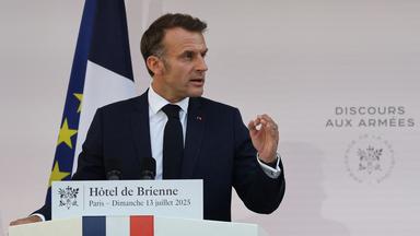 Frankreichs Präsident Emmanuel Macron hält Rede. 