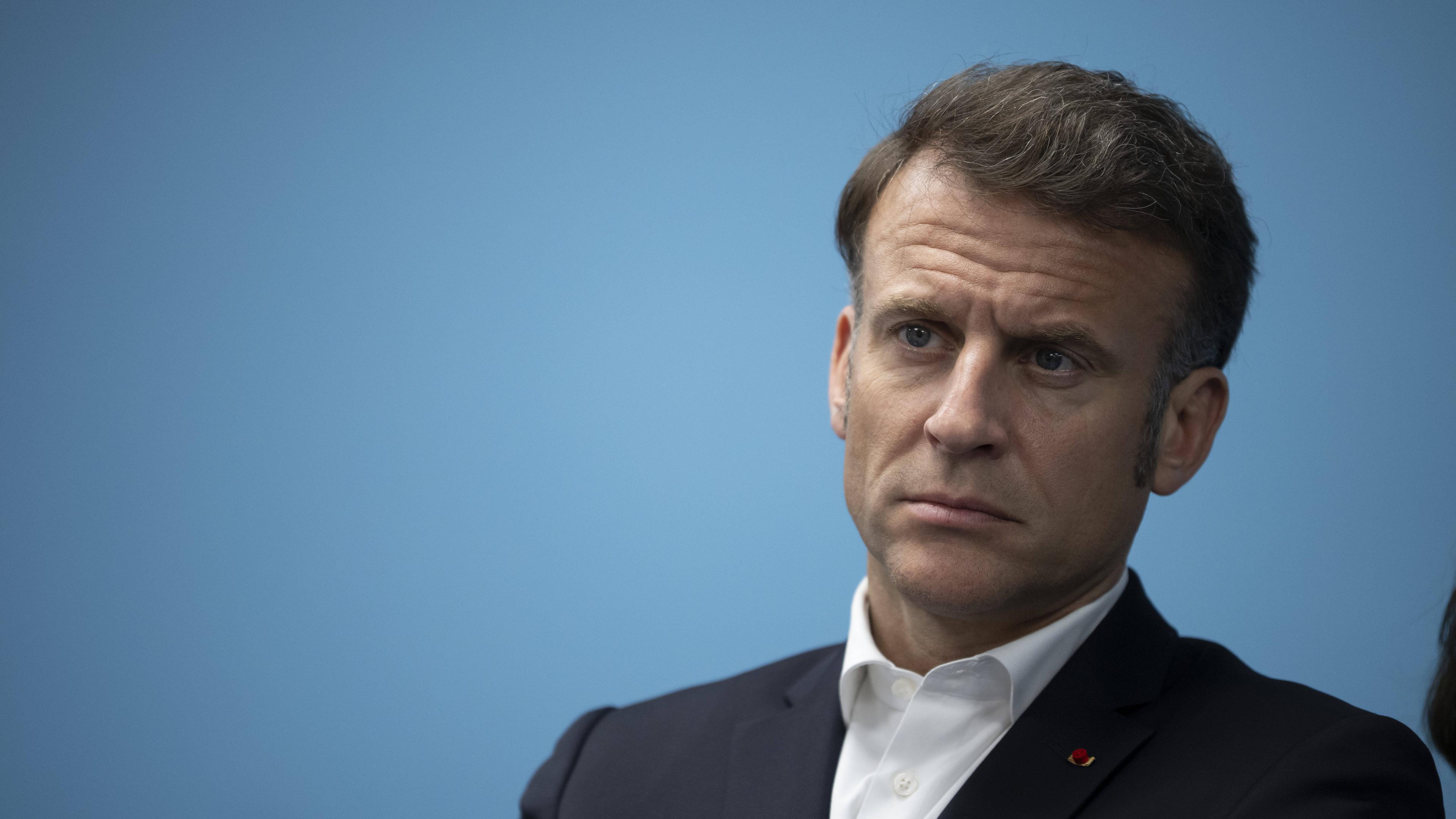 Der französische Präsident Emmanuel Macron besucht am 8. April 2025 das El-Arish-Krankenhaus in der Stadt Al-Arish im Nordosten Ägyptens.