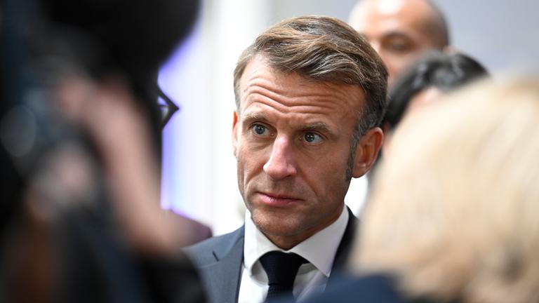 03.10.2025, Saarland, Saarbrücken: Frankreichs Präsident Emmanuel Macron (M) spricht während eines Empfangs im Rahmen der zentralen Feierlichkeiten zum Tag der Deutschen Einheit mit den Menschen. 