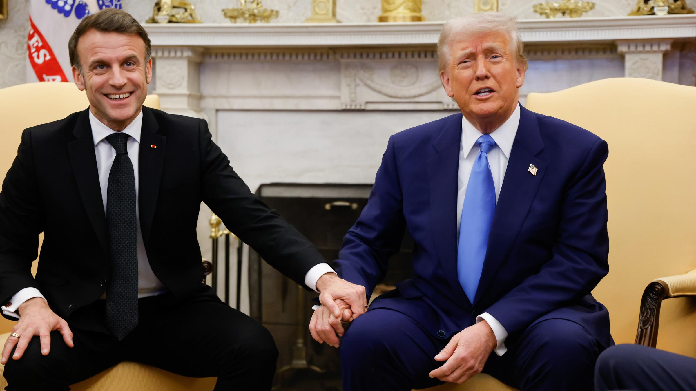 US-Präsident Donald Trump und der französische Präsident Emmanuel Macron treffen sich im Oval Office des Weißen Hauses in Washington