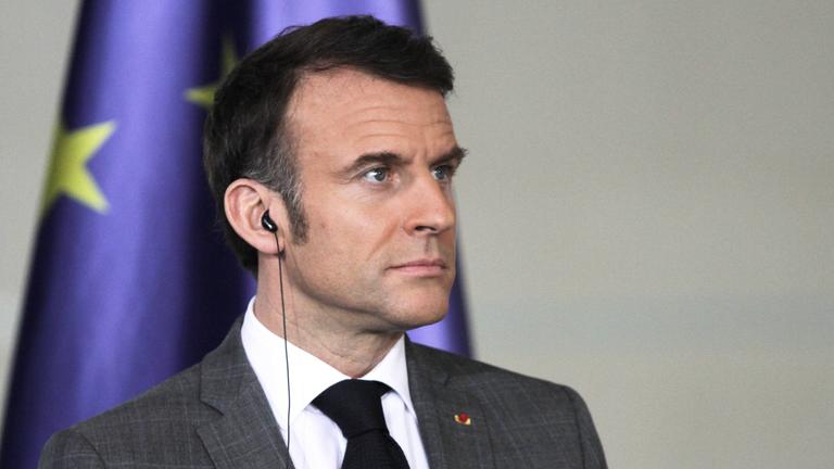 Emmanuel Macron vor der EU-Flagge