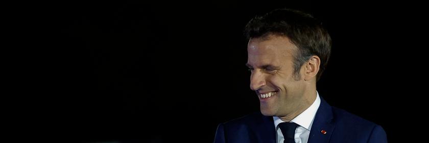 Nach Sieg bei der Stichwahl in Frankreich: Emmanuel Macron winkt seinen Anhängern als er auf der Wahlparty in Paris erscheint.