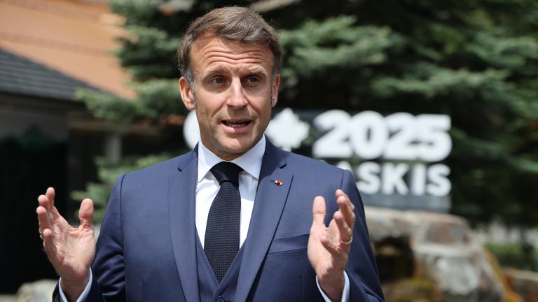 Emmanuel Macron spricht beim G7-Gipfel.