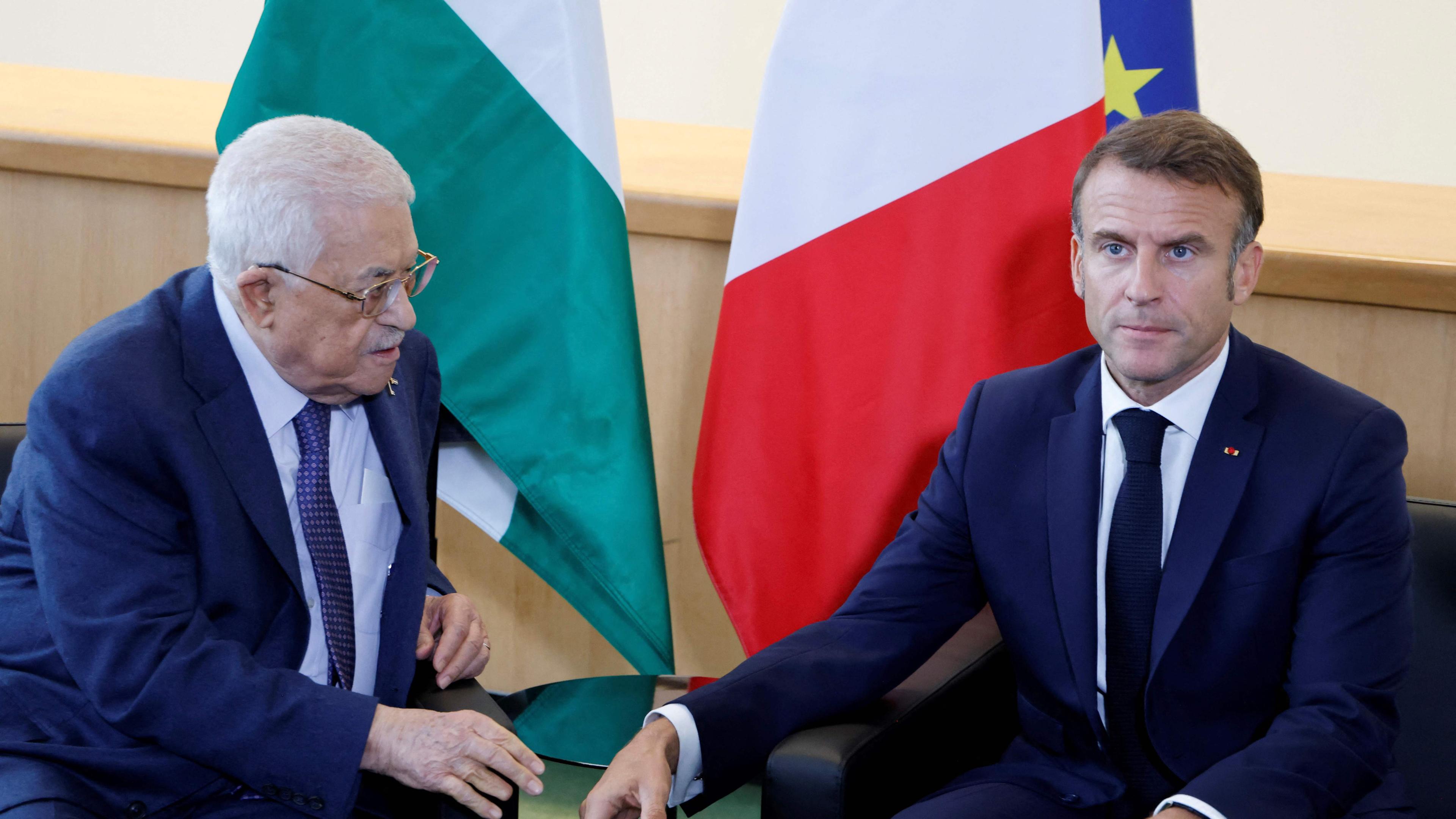 Archiv: Der französische Präsident Emmanuel Macron (r) trifft sich am 25. 9. 2024 am Rande der 79. Sitzung der Generalversammlung der Vereinten Nationen in New York mit dem palästinensischen Präsidenten Mahmud Abbas. 