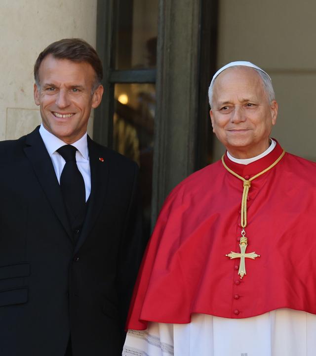 Frankreich, Paris: Der französische Präsident Emmanuel Macron begrüßt Papst Leo XIV. bei dessen Besuch im Élysée-Palast.