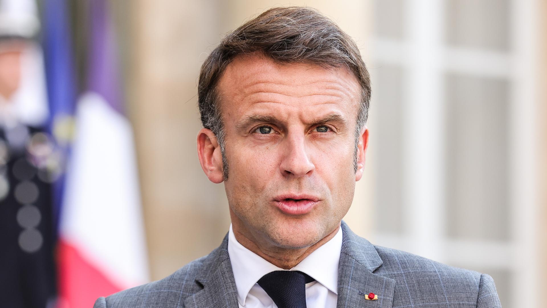Frankreichs Präsident Emmanuel Macron hält eine Rede.