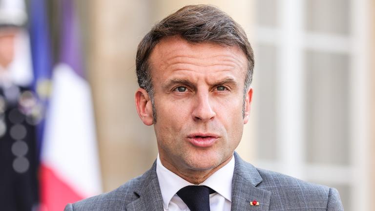 Frankreichs Präsident Emmanuel Macron hält eine Rede.