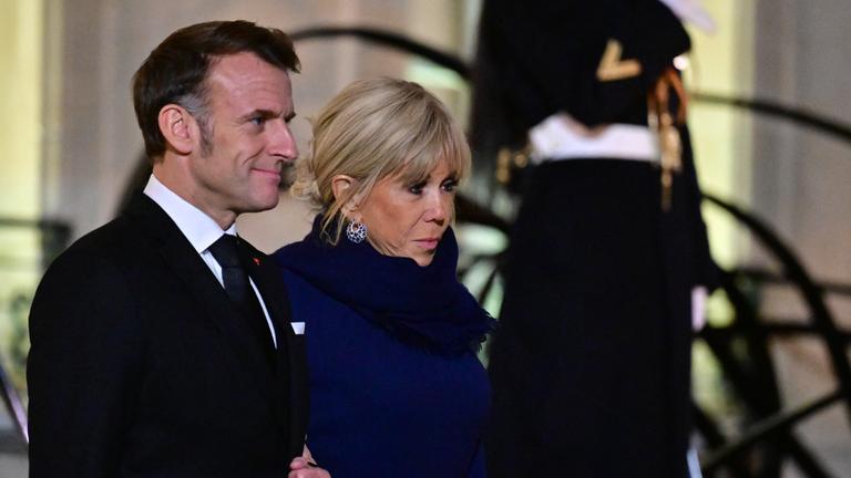 Der Präsident der Französischen Republik und seine Frau empfangen den kroatischen Ministerpräsidenten und seine Frau am 08.12.2025 im Élysée-Palast in Paris. 