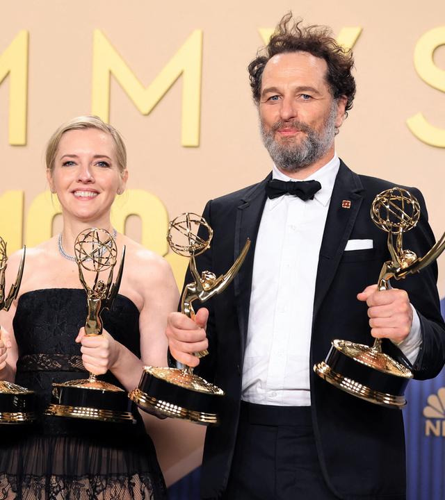 L-R) Hiro Murai, Katie Dippold, and Matthew Rhys bei der 78. Emmy-Verleihung am 15.09.2026 in Los Angeles