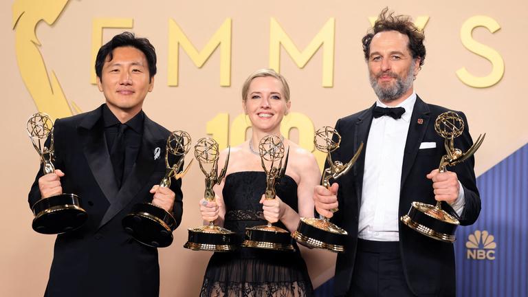 L-R) Hiro Murai, Katie Dippold, and Matthew Rhys bei der 78. Emmy-Verleihung am 15.09.2026 in Los Angeles