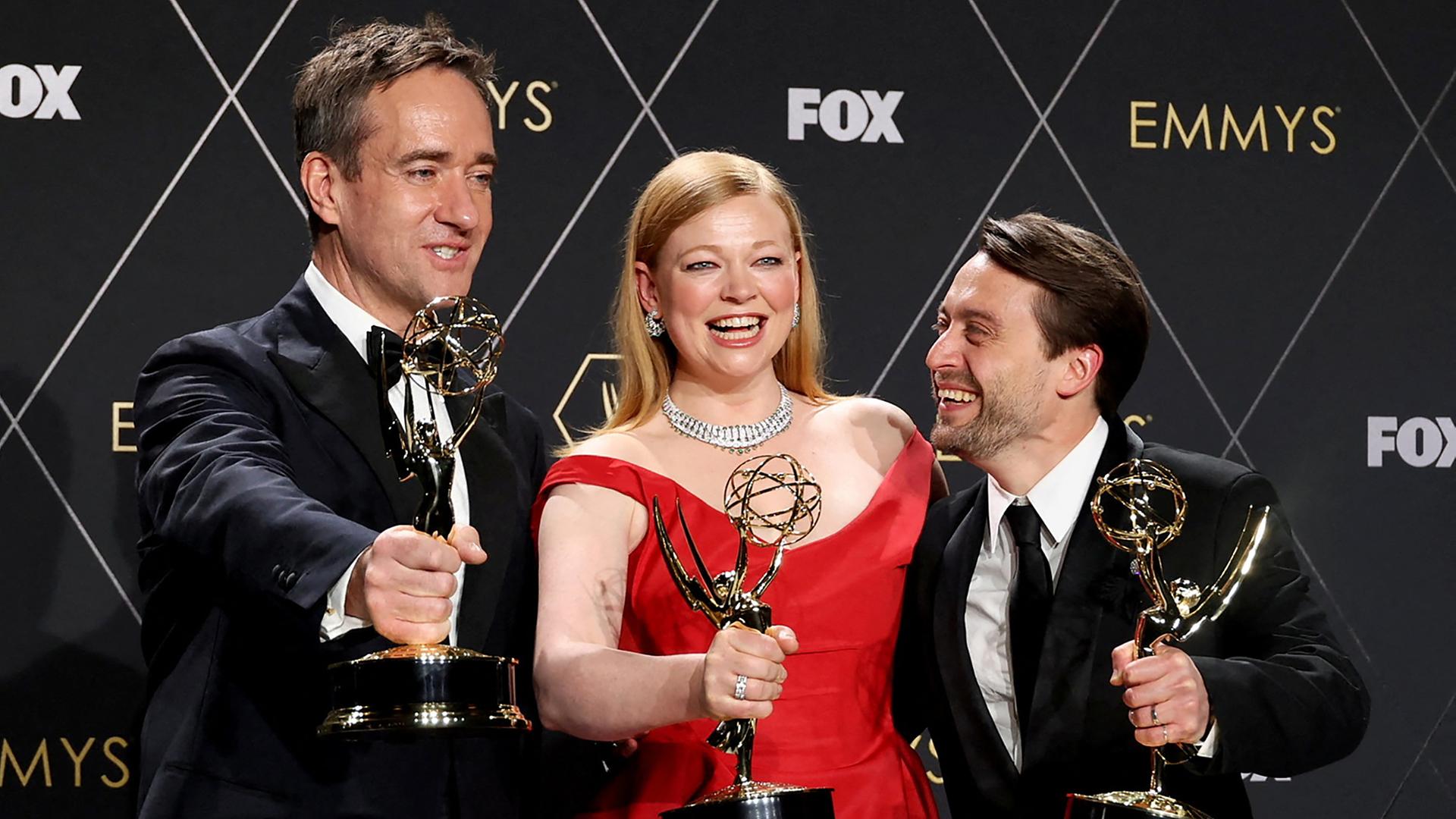 V.l.n.r.: Matthew Macfadyen, Sarah Snook und Kieran Culkin aus "Succession" posieren zusammen mit Auszeichnungen bei den 75. Primetime Emmy Awards in Los Angeles, Kalifornien, USA