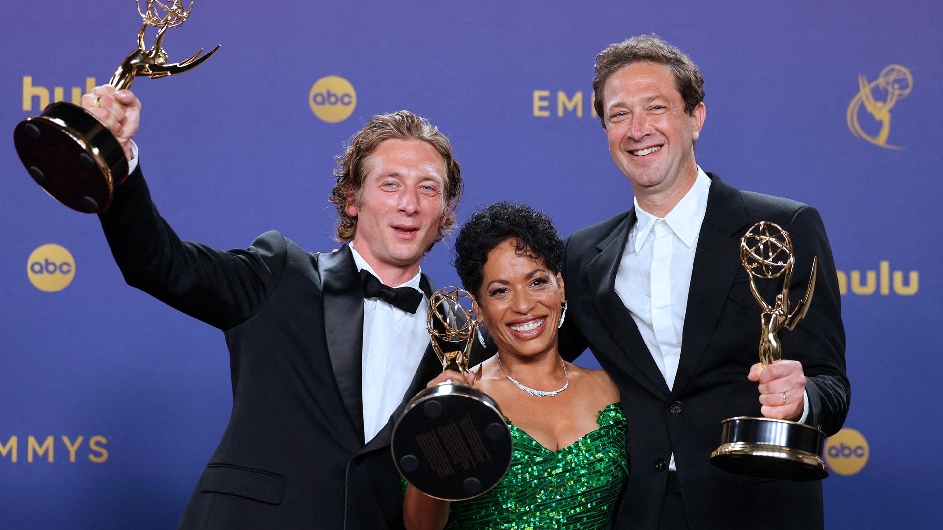 Ebon Moss-Bachrach, Liza Colon-Zayas und Jeremy Allen White posieren bei den Emmy Awards.